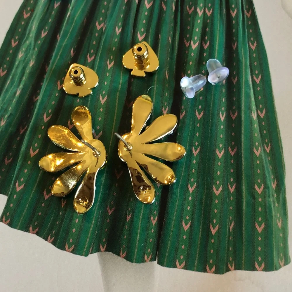 Authentic kate spade New on card White Petal & Gold Center Daisy Stud Earrings